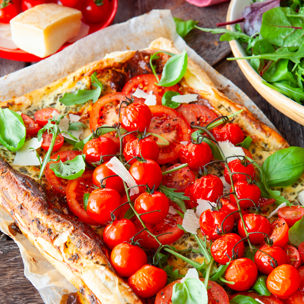 Tomaten-Ziegenkäse-Tarte – einfaches Sommerrezept mit Blätterteig