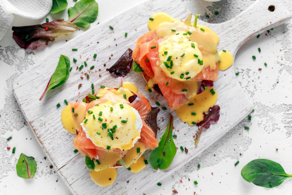 Eggs,Benedict,On,English,Muffin,With,Smoked,Salmon,,Lettuce,Salad