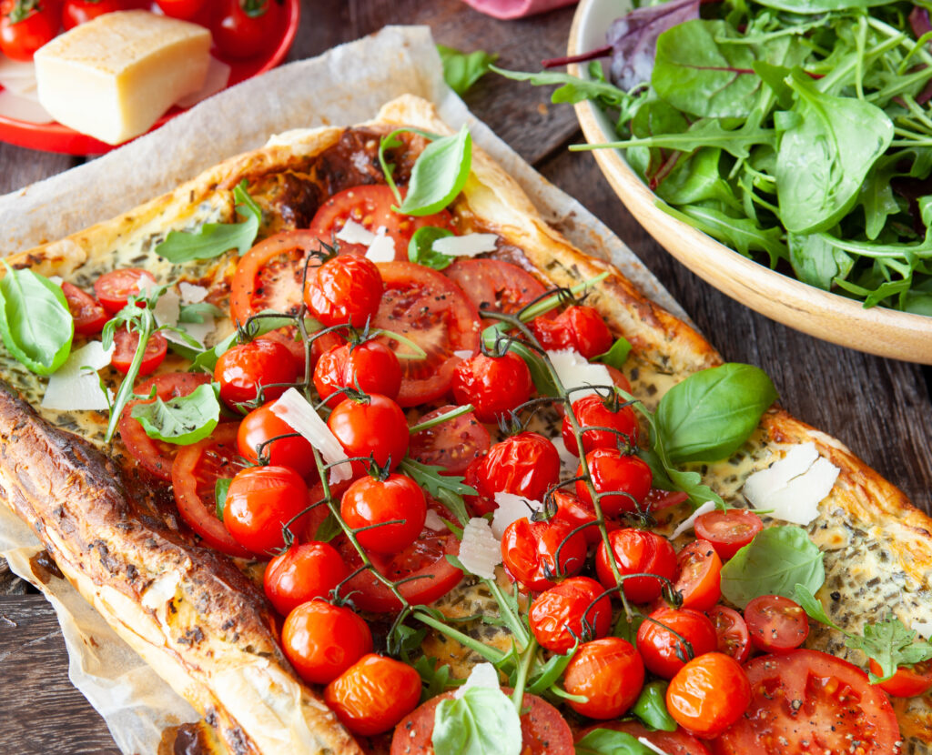 Tomaten-Ziegenkäse-Tarte – einfaches Sommerrezept mit Blätterteig