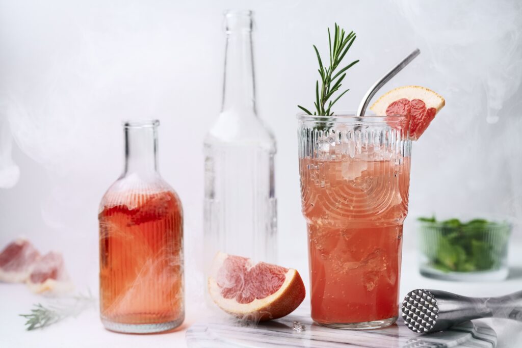 Grapefruit,Cocktail,With,Ice,And,Rosemary