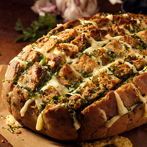 Warum nur eine Scheibe essen, wenn man gleich das ganze Brot zupfen kann? 😍 Dieses Käse-Zupfbrot ist außen knusprig, innen herrlich würzig und macht jede Grillparty, jeden Spieleabend und jedes Buffet ein kleines bisschen leckerer.