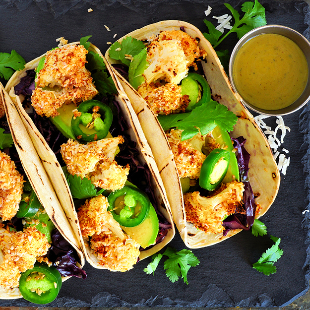Knusprige Blumenkohl-Tacos mit Avocado und Rotkohl: Entdecke ein einfaches veganes Taco-Rezept mit würzigem Blumenkohl – perfekt für die ganze Familie.