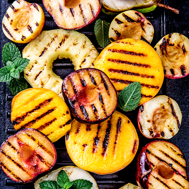 Grillrost an, Früchte drauf und staunen! Denn Wassermelone, Ananas, Pfirsich & Co. verwandeln sich auf dem Grill in kleine Sommerstars mit goldenen Röstaromen. Blitzschnell gemacht, herrlich saftig und so lecker, dass garantiert niemand nach dem Nachtisch fragt – weil er längst auf dem Rost liegt!