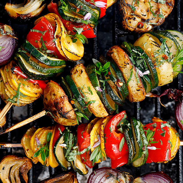 Gegrillte Gemüsespieße einfach selbst machen: Mit Zucchini, Paprika, Kartoffeln und Kräutermarinade gelingt das perfekte Grillrezept.