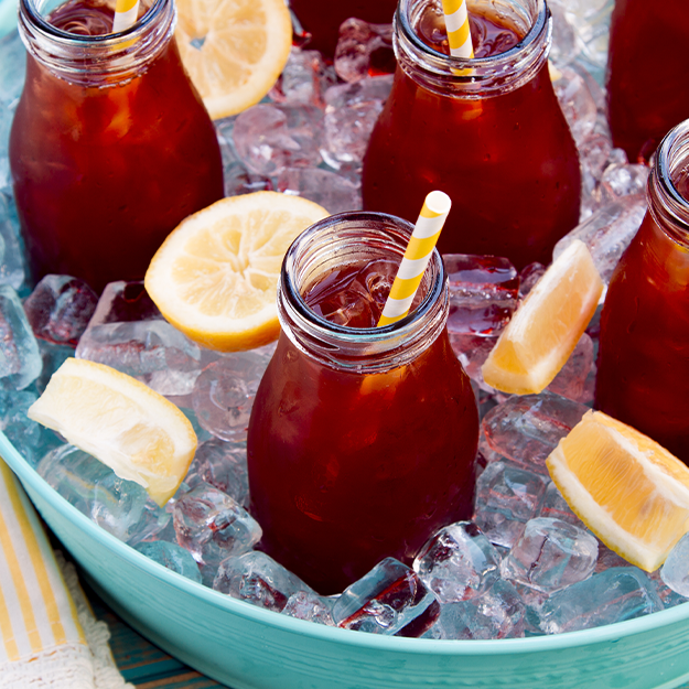 Red Berry Eistee – fruchtiger Sommerdrink mit Waldfrüchten Fruchtig, eisgekühlt und herrlich erfrischend: Dieser Red Berry Eistee ist der perfekte Durstlöscher für heiße Tage. Waldfrüchtetee, Johannisbeersirup und frische Zitrone sorgen für ein fruchtiges Aroma, das nach Sonne, Ferien und Gartenparty schmeckt. Schnell vorbereitet und ideal zum Vorbereiten – so genießt du den Sommer Schluck für Schluck!