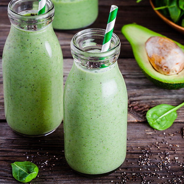 Spinat im Smoothie? Klingt erst mal gewagt – schmeckt aber überraschend genial! Dieser cremige Avocado-Spinat-Smoothie zeigt, wie lecker grüne Zutaten sein können. Banane sorgt für die perfekte Süße, Limette bringt eine frische Note und die Avocado macht jeden Schluck wunderbar samtig. Ob als schnelles Frühstück, kleiner Energieschub zwischendurch oder gesunder Snack an heißen Tagen – dieser Smoothie ist in wenigen Minuten gemixt und macht richtig gute Laune.