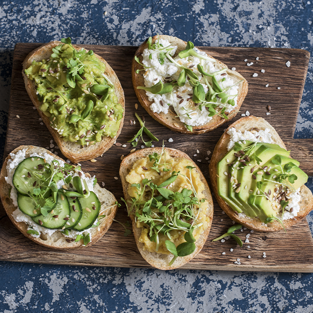 Vegane Brotaufstriche selber machen: Entdecke 3 schnelle und einfache Rezepte mit Avocado, Gurke und Kräutern – perfekt für Frühstück, Brunch oder Abendbrot.