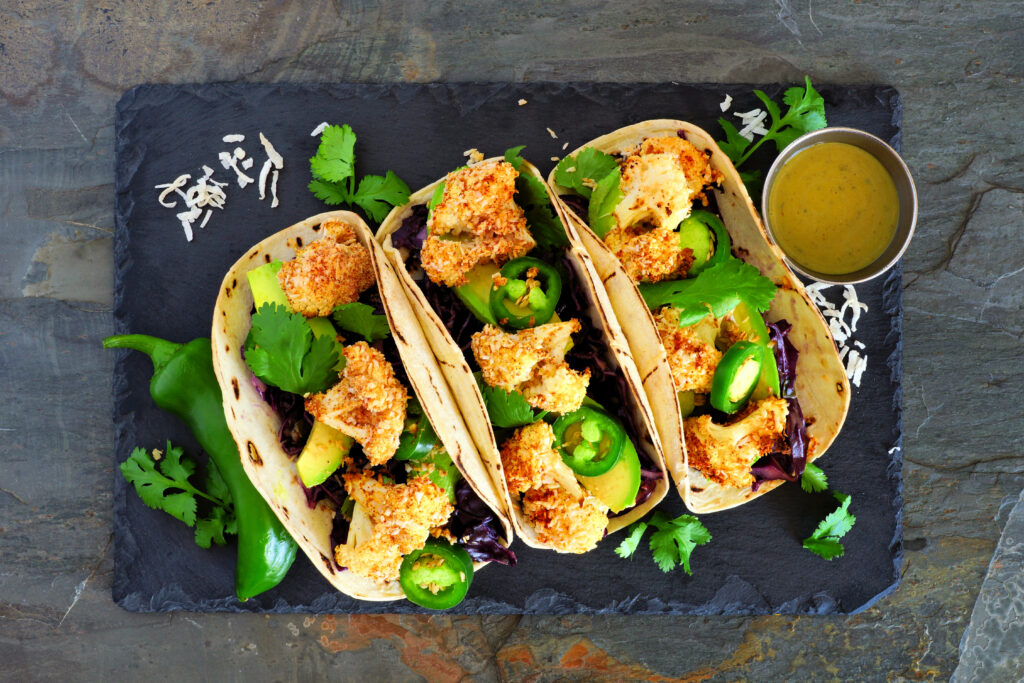 shutterstock_1038315223_Knusprige Blumenkohl-Tacos Knusprige Blumenkohl-Tacos mit Avocado und Rotkohl: Entdecke ein einfaches veganes Taco-Rezept mit würzigem Blumenkohl – perfekt für die ganze Familie.