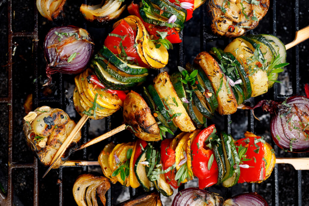 shutterstock_1405337744_Gegrillte GemüsespießeGegrillte Gemüsespieße einfach selbst machen: Mit Zucchini, Paprika, Kartoffeln und Kräutermarinade gelingt das perfekte Grillrezept. Gegrillte Gemüsespieße einfach selbst machen: Mit Zucchini, Paprika, Kartoffeln und Kräutermarinade gelingt das perfekte Grillrezept.