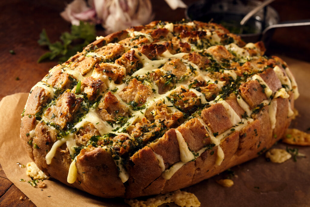 Warum nur eine Scheibe essen, wenn man gleich das ganze Brot zupfen kann? 😍 Dieses Käse-Zupfbrot ist außen knusprig, innen herrlich würzig und macht jede Grillparty, jeden Spieleabend und jedes Buffet ein kleines bisschen leckerer.