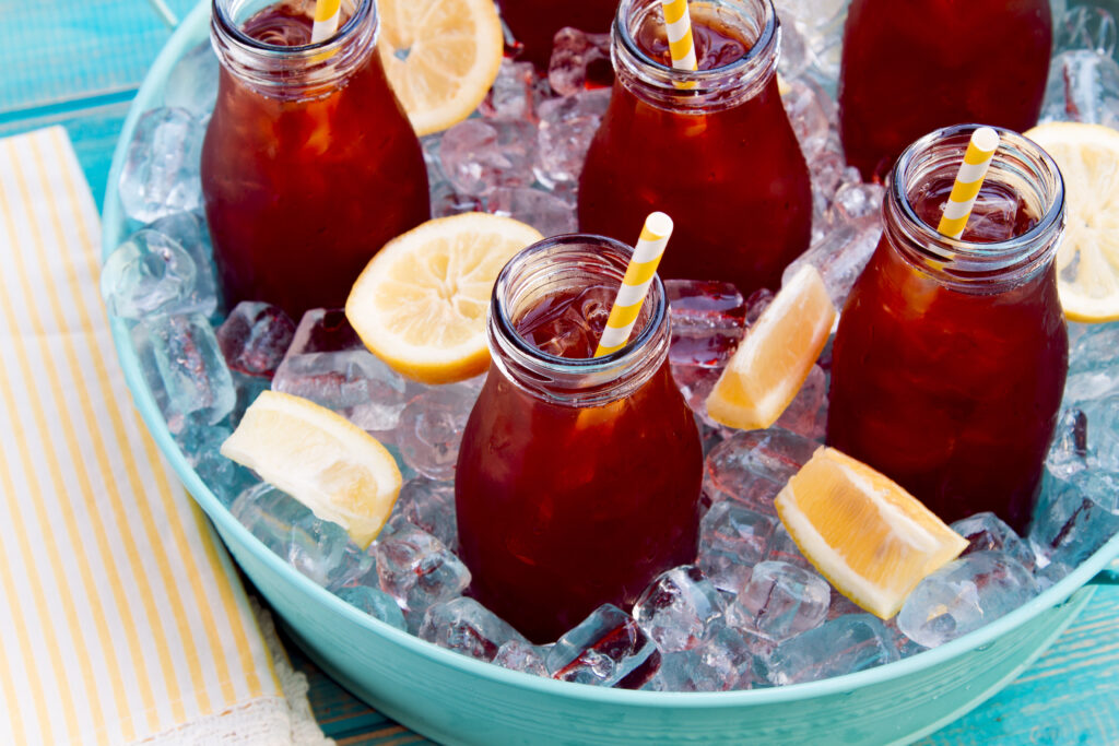 Red Berry Eistee – fruchtiger Sommerdrink mit Waldfrüchten
Fruchtig, eisgekühlt und herrlich erfrischend: Dieser Red Berry Eistee ist der perfekte Durstlöscher für heiße Tage. Waldfrüchtetee, Johannisbeersirup und frische Zitrone sorgen für ein fruchtiges Aroma, das nach Sonne, Ferien und Gartenparty schmeckt. Schnell vorbereitet und ideal zum Vorbereiten – so genießt du den Sommer Schluck für Schluck!