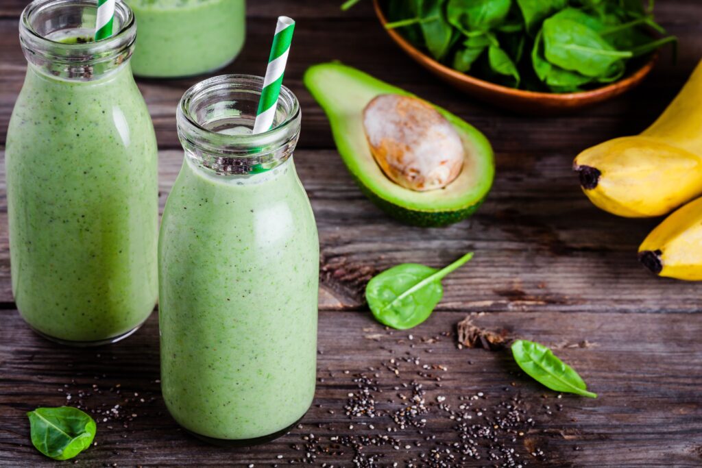 shutterstock_520205353_Cremiger Avocado-Spinat-Smoothie Spinat im Smoothie? Klingt erst mal gewagt – schmeckt aber überraschend genial! Dieser cremige Avocado-Spinat-Smoothie zeigt, wie lecker grüne Zutaten sein können. Banane sorgt für die perfekte Süße, Limette bringt eine frische Note und die Avocado macht jeden Schluck wunderbar samtig. Ob als schnelles Frühstück, kleiner Energieschub zwischendurch oder gesunder Snack an heißen Tagen – dieser Smoothie ist in wenigen Minuten gemixt und macht richtig gute Laune.