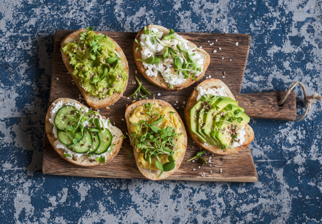 Vegane Brotaufstriche selber machen: Entdecke 3 schnelle und einfache Rezepte mit Avocado, Gurke und Kräutern – perfekt für Frühstück, Brunch oder Abendbrot.