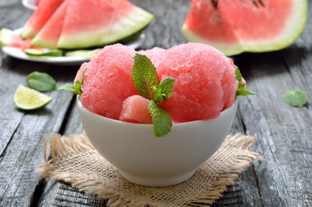 Dieses Wassermelonen-Sorbet ist die perfekte Erfrischung für heiße Sommertage. Das einfache Rezept gelingt mit wenigen Zutaten, ist herrlich fruchtig und auf Wunsch sogar vegan.